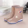 Botas de chuva femininas de borracha PVC com solas grossas, estilosas e leves, impermeáveis para chuva e sol, adequadas para uso na cozinha, à prova de vazamentos