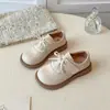 Sapatos Princesa Versáteis e Estilosos para Meninas Novo Estilo Primavera e Outono 2026 Sapatos para Bebês Sapatos Pequenos de Couro com Solado Macio Sapatilhas para Meninas