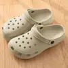 Zapatos de agujeros eva hombre 2024 nuevo estilo playa antideslizantes resistentes al olor sensación de pisar mierda zapatillas de punta cerrada verano mujer ropa de exterior