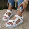 Verão 2026 Novo Grande Tamanho Feminino Casual Confortável Moda Europeia e Americana Velcro Sandálias Baixas Tamanho Único