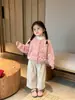 Suéter tejido rosa dulce súper lindo para bebé niña, nuevo estilo de otoño, elegante suéter infantil con lazo de imitación de piel de visón para invierno