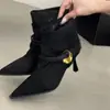 Novas botas curtas femininas de camurça plissada com salto alto e bico fino estilo coreano, com tiras de fivela de metal, para calçar e tirar facilmente