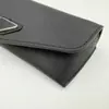 Venta al por mayor de Estuches Nuevos de Gama Alta Pujia para Gafas en Stock, Estuche Suave de Cuero Negro Caja para Gafas de Sol, Caja de Empaque para Gafas de Sol
