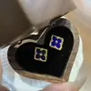 Buqi Lati Pendientes Mini Pequeños Cepillados Italianos Blanco Natural Flor de Fritilario Trébol de Cuatro Hojas Pendientes Estilo Corte Vintage