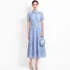 Vestido de Encaje Azul Hueco Soluble en Agua para Verano 2026 con Cuello de Lazo, Vestido de Longitud Media Ajustado a la Cintura, Disponible para Venta al por Mayor y Dropshipping