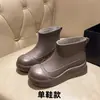 [uma geração de cabelo] Sapatos de chuva vermelhos online japoneses para mulheres, cano curto, casaco de exterior, moda, couro sintético, galochas femininas, sapatos impermeáveis para mulheres