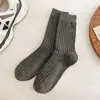 Meias femininas de cano médio pretas, brancas e cinzas de agulha dupla, canelado largo, que combinam com tudo, estilo universitário, usáveis nas quatro estações