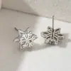 Exquisitos y elegantes aretes de copo de nieve tridimensionales de plata para mujer, adecuados para invierno, Navidad y regalos cotidianos, con una sensación delicada y atmosférica, al por mayor