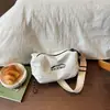 Bolsa de Bollo 2026 Estilo Nuevo Elegante para Viajar Nylon Japonés de Nicho Ligera Deportiva Cruzada Roja