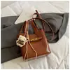 Bolso Cesta de Verduras Retro de Mano para Mujer 2025 Invierno Nuevo de Moda Estilo Coreano Bolso Cubo Bolso de Hombro Único Bolso Cruzado