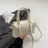 Bolso Satchel Casual para Viajero Urbano Bolso Boston para Mujer Verano 2025 Nueva Textura Letra en Relieve Bolso Bandolera