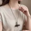 Colar geométrico retrô marrom outono/inverno, um design longo com uma estética única e minimalista, perfeito como um acessório versátil para usar no pescoço