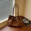 Nova bolsa de ombro grande estilo coreano de bolinhas para o início do outono de 2026, bolsa tote única, estilosa para o trabalho e o trajeto, bolsa de ombro