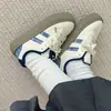 Zapatillas casuales cómodas populares para mujer, nuevas populares de otoño 2026, versátiles, de suela gruesa, que aumentan la altura, con cordones, ligeras