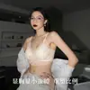 Lingerie de renda francesa, projetada para mulheres com seios pequenos, apresenta um estilo sexy e sedutor, é sem aro para conforto e vem na cor branca.. É um sutiã fino e leve adequado para o verão