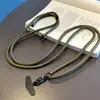 Funda de Teléfono Marrón Estilo Montaña con Parches y Correa, Correa Cruzada de Alta Gama Duradera, Correa para Muñeca Anti-Pérdida para Cámara