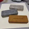 Caja de Gafas de Mezclilla Fábrica Venta al por Mayor Dibujos Animados Caja para Gafas de Miopía Caja de Hierro Montura de Gafas Estampado de Logotipo Caja para Ojos