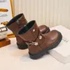 Otoño 2026 Nuevas Botas para Niña Negras de Moda con Hebilla de Cuero Remaches Botas de Moda Elegantes Botines para Niña Pequeña