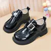 Zapatos de cuero para niñas 2026 nuevos de verano, zapatos sencillos negros versátiles para estudiantes, zapatos casuales de suela blanda para niños mayores