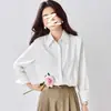 Camisa branca feminina de mola estilo francês com design único, resistente a rugas, de manga longa, top de cetim elegante e distinto