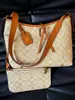 Popular Bolso de Hombro para Mujer de Contraste de Color de Gran Capacidad para Viajes Diarios 2025 Otoño e Invierno Nuevo Retro Europeo y Americano Estampado Tote Envío Directo