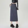 Foto real de la nueva falda de traje profesional de otoño 2026 para mujer, de corte ajustado, cintura alta, longitud media, con abertura lateral y diseño de línea A