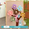Decoración ambiental con flores y hojas de papel de seda en esquema de color Morandi para paredes de áreas temáticas en jardines de infancia y escuelas primarias
