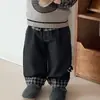Elegante conjunto de tres piezas estilo coreano para niños en otoño: chaleco de punto de gato de dibujos animados para bebé, camisa a cuadros y jeans con puños