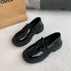Mocasines negros de piel suave genuina para mujer, estilo slip-on, nuevo modelo otoño 2026, zapatos pequeños de piel, estilo británico, zapatos planos retro versátiles