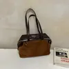 Nova bolsa Boston de camurça 2026, estilo francês, moderna, retrô, versátil, com toque de luxo e grande capacidade, projetada como bolsa transversal