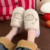 Bonitas zapatillas de algodón de corderito para mujer, nuevo estilo otoño/invierno 2026, antideslizantes para interior, forradas de felpa, cálidas, de suela suave, zapatos de algodón para niños, estilo de hombre