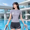 Traje de baño deportivo de dos piezas para mujer, con mangas cortas, protección solar, tela de secado rápido y un diseño adelgazante, perfecto para surfear y nadar.