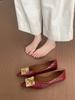 Sapatilhas Vermelhas de Salto Baixo Retrô com Fivela de Metal e Bico Fino Sapatos Femininos 2025 Primavera & Outono Novo Estilo Boca Baixa Versátil Sapatos para Roupa de Trabalho