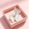 Broche anti-exposición hebilla primavera y otoño suéter cárdigan fijo pin hebilla broche de mariposa de perlas venta al por mayor hebilla para bufanda de niña