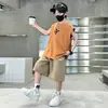 Conjunto de Verão Infantil para Meninos 2026 Novo Estilo Tamanhos Médio e Grande Conjunto de Duas Peças com Colete Esportivo e de Lazer Sem Mangas com Letras e Shorts