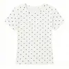 Camiseta blanca de manga corta con lunares estilo coreano para mujer, nueva colección verano 2026, con un elegante diseño en los hombros, un corte único y favorecedor.