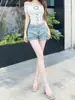 Shorts Jeans Super Tendência Azul Claro com Barra de Babados para Mulheres, Design Fino Verão 2026, Estilo Hot Girl Estiloso, Hot Pants que Moldam o Quadril