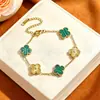 Pulseira de aço titânio trevo de quatro folhas da sorte para mulheres, cor dourada, dupla face, um item popular transfronteiriço, com design de madrepérola, e um estilo novo, moderno e versátil para os mercados europeu e americano