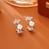 Pendientes de Anillo C de Trébol de Cuatro Hojas de Gama Alta Microincrustados con Circonita, Pendientes de Lujo Ligero a la Moda Estilo Chanel para Mujer, Pendientes Dulces Estilo Ins