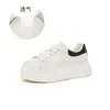 Couro Bovino de Primeira Camada Solado de Espuma Sapatos Brancos Outono/Inverno 2026 Novo Estilo Sapatos Confortáveis e Não Cansativos Sapatos Femininos Sapatos Versáteis que Aumentam a Altura