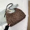 Bolso de axila de leopardo de gran capacidad para mujer, nuevo bolso de hombro de moda 2026, bolso tote casual retro simple para el día a día