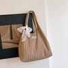 Bolso de gran capacidad para mujer, otoño e invierno, combinable con todo, nuevo estilo 2025, bolso de tela sencillo para el hombro, estilo informal, bolso de mano de clase.