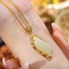 Collar colgante de cintura pequeña de jade sintético de diseño original de Otoño e Invierno de Four Seasons, cadena de suéter popular de TikTok de personalidad, combina con todo
