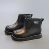 Botas de Couro Infantis 2025 Inverno Estilo Quente Forradas com Fleece de Algodão Duplo Botas para Meninas Botas Curtas Quentes para Meninos da Moda Tendência