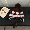 Sombrero Lei Feng Engrosado Jacquard Corazón de Fresa Retro para Mujer, Sombrero de Invierno para Cabeza Grande con Forro de Felpa para Protección de Orejas con Pompón