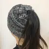 2017 Más vendido Otoño e Invierno Europeo y Americano ebay Amazon Etiquetado CC Gorro de punto de lana liso para la cabeza Gorro para la cabeza con cola de caballo para exteriores