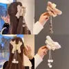Pinza para el Cabello de Borla de Tamaño Mediano con Acabado de Alta Gama, Pinza de Tiburón con Lazo, Pasador Melard para Media Recogida, Accesorio para el Cabello para Mujer