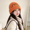 Gorro de Punto con Bordado de Osito para Otoño e Invierno, Estilo Coreano Versátil para Mujer, Adelgazante, Cálido, de Lana, Lindo Cubrecabezas
