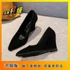 Sapatos de bico fino e boca rasa de calçar com temperamento, para usar por fora, salto anabela francês, sapatos de bico fino da moda com strass, mulheres 2026 Outono Novo Estilo