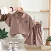 Conjunto de Duas Peças para Meninos Verão 2025: Camisa de Manga Curta com Shorts Casuais Estilosos para Crianças Pequenas, Roupa da Moda com Gola Reversível